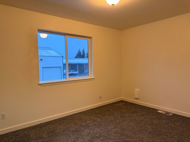 Building Photo - 2631-2631 Howard St