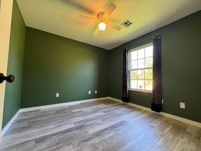 Building Photo - ***910-2 NW A Street***