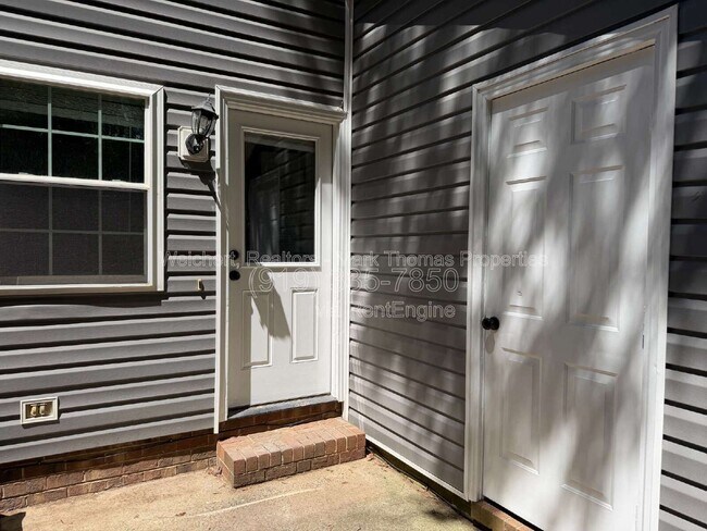 Building Photo - 208 Bridgefield Pl