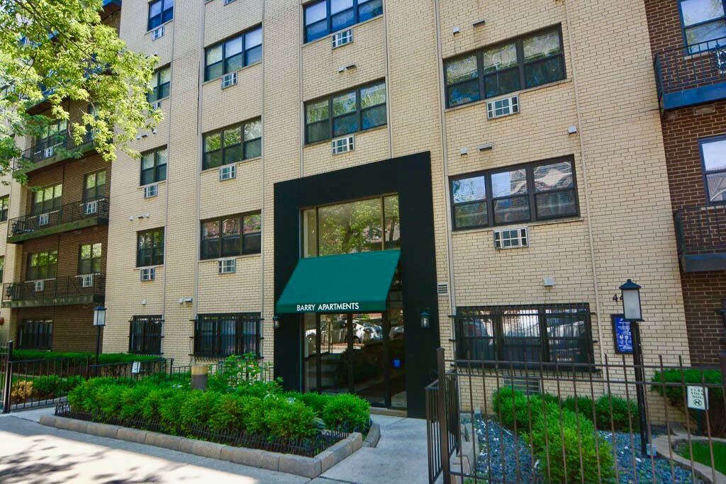 Building Photo - 456 W Barry Ave
