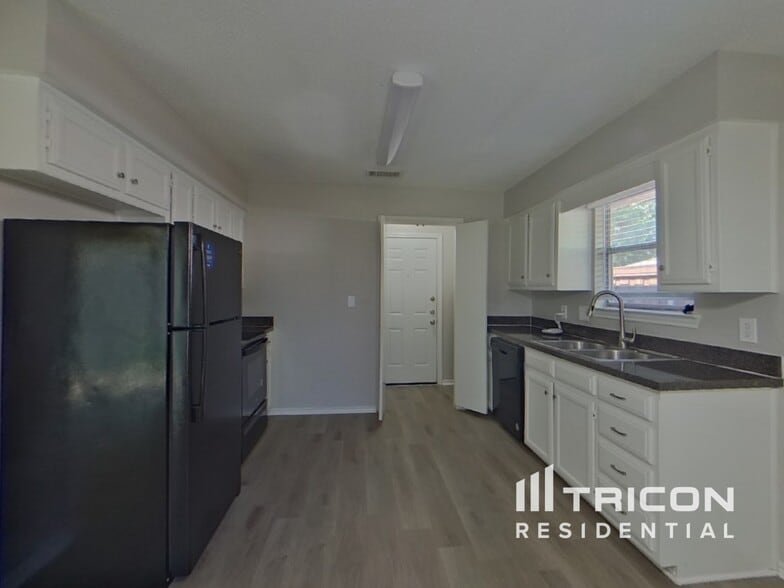Building Photo - 8620 Santa Clara Dr