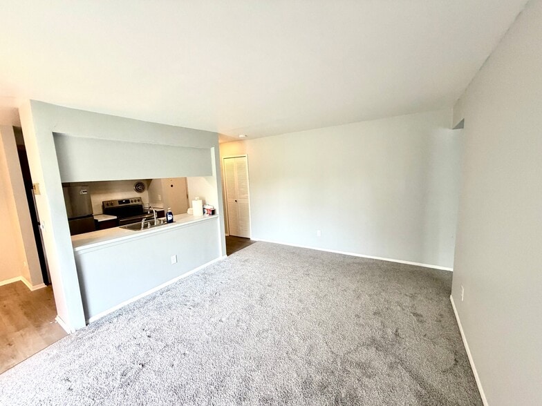 Building Photo - 21661 Hillside Dr