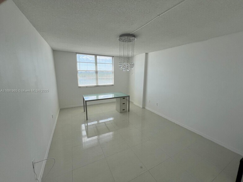 Building Photo - 500 Bayview Dr