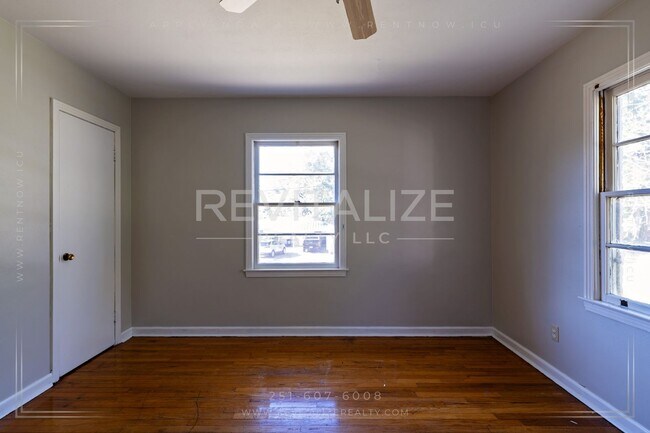 Building Photo - **Reduced Price** Adorable 3 Bedroom/1 Bat...