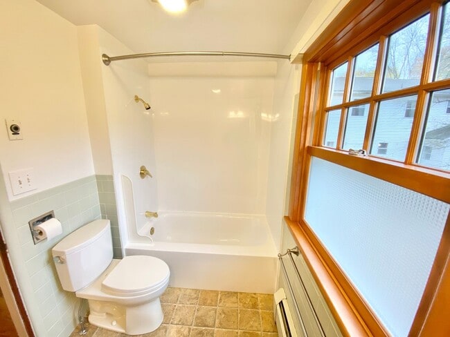 Building Photo - 4 Bedroom Home in Burlington VT Available NOW!