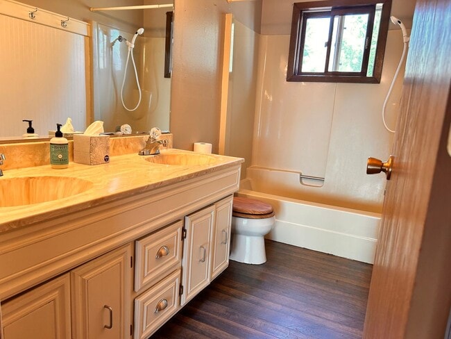 Building Photo - 10 Acres of Horse Property in Victor!