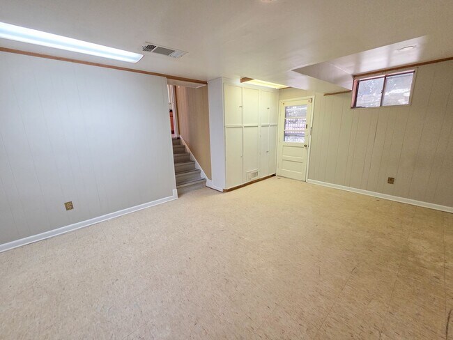 Building Photo - 305 Hillsboro Dr