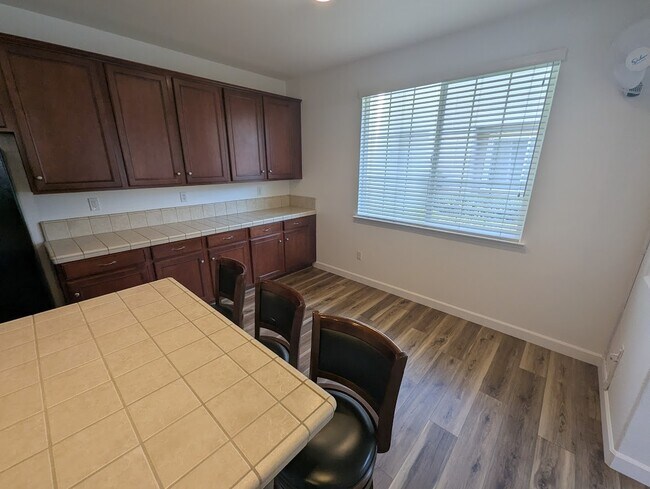 Building Photo - 910 Sierra View Cir