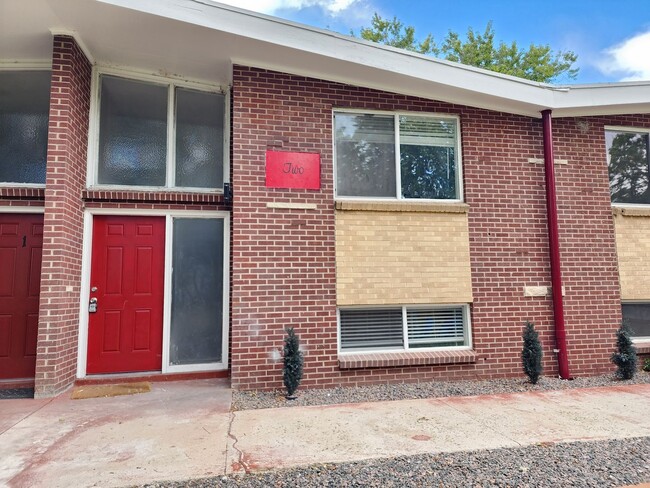 Building Photo - Remodeled 2 Bedroom in Lakewood! Great Loc...