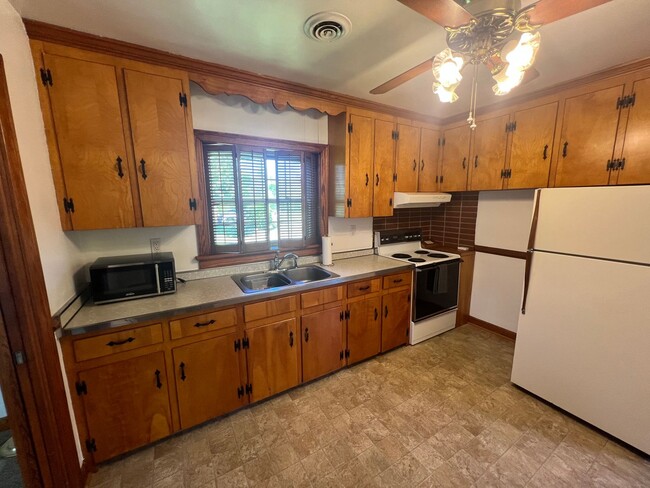 Building Photo - 3 bedroom 1 bath rancher with full basement