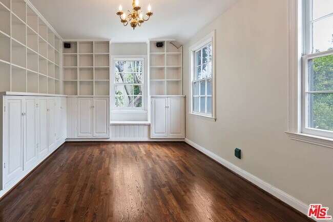 Building Photo - 662 Loring Ave