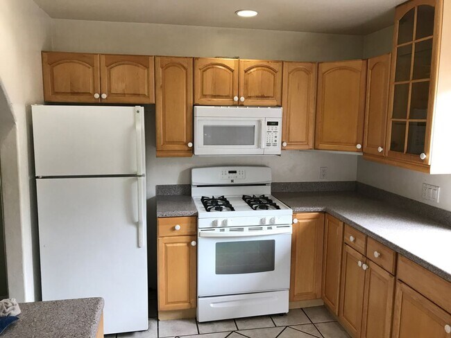 Building Photo - Great Views! Large 5 Bed 2 Bath House with a Quick Walk to Campus!!