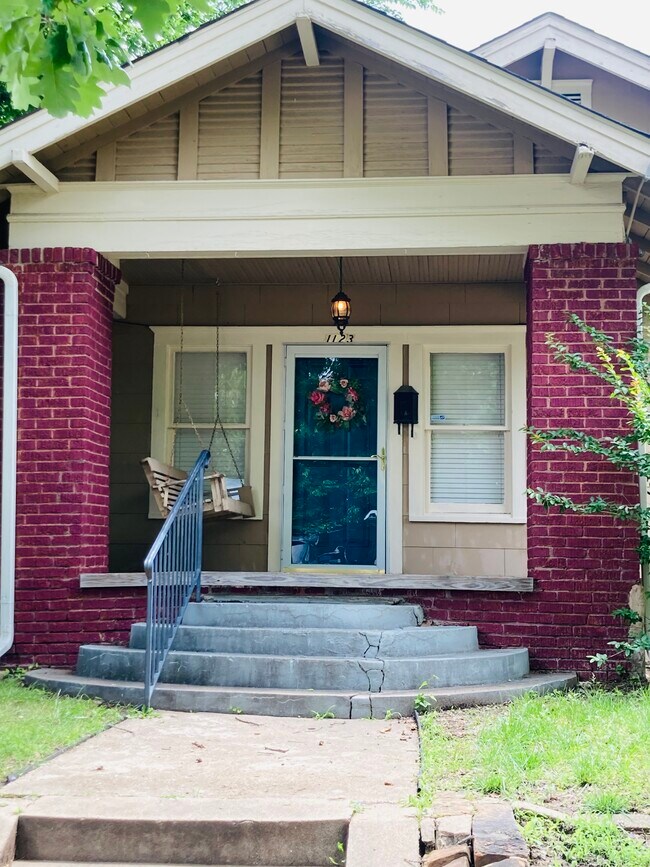 Building Photo - 1123 S Lewis Pl