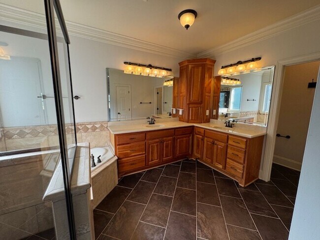 Building Photo - Eagle Ridge Golf Club!