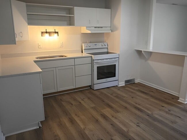 Building Photo - Updated 3BR/2BA + Detached 2-Car Garage!