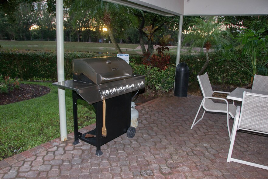 Building Photo - 2801 N Palm Aire Dr