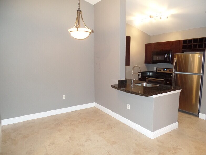 Building Photo - 2820 N Oakland Forest Dr