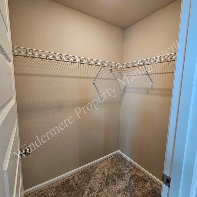 Building Photo - Spacious 4 Bedroom Home with Gas Fireplace, Office Space & 2-Car Garage!