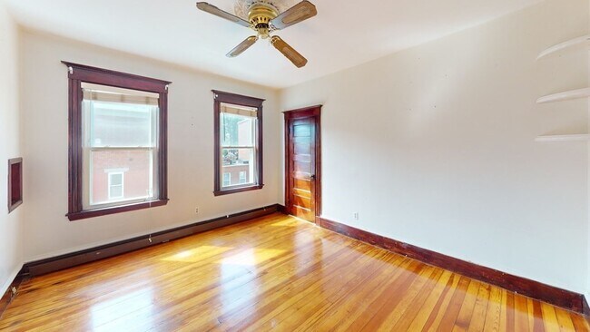 Building Photo - 908 E 4th St