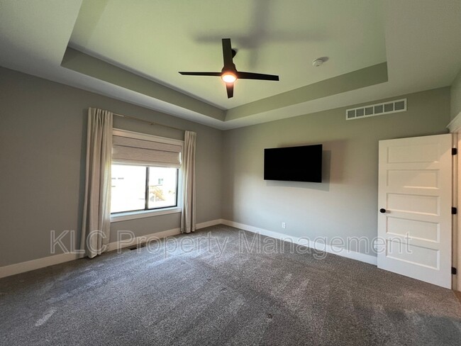 Building Photo - 2850 Sunflower Dr