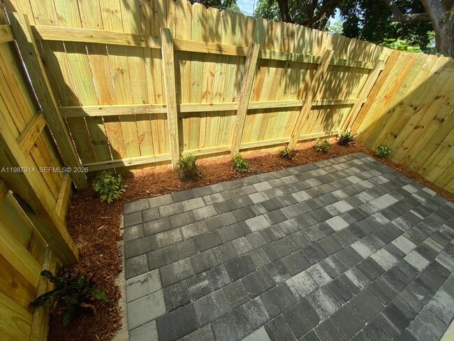 Building Photo - 615 NE 26th St