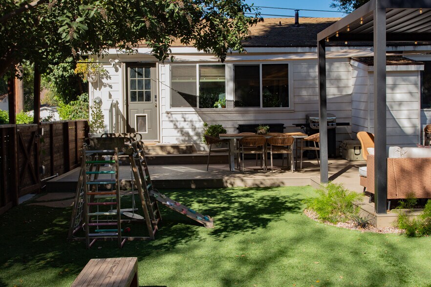 Building Photo - 170 N Arnaz St