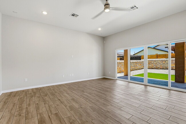 Building Photo - 629 La Entrada Cir