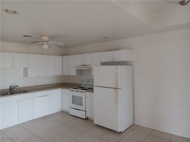 Building Photo - 3020 SE Santa Barbara Pl