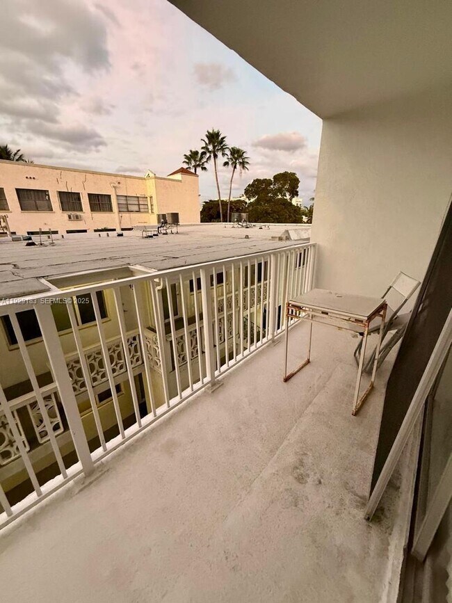 Building Photo - 910 Michigan Ave