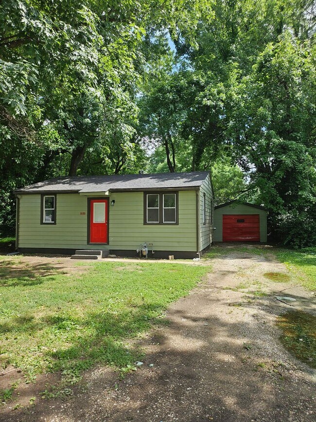 Building Photo - 1609 Rheinhardt Ave