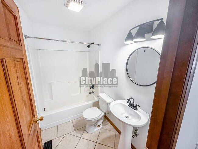 Building Photo - 942 Fayette St