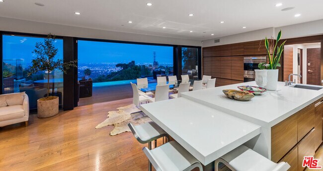 Building Photo - 2826 Las Alturas St