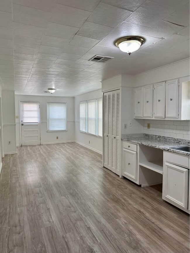 Building Photo - 648 Ave H