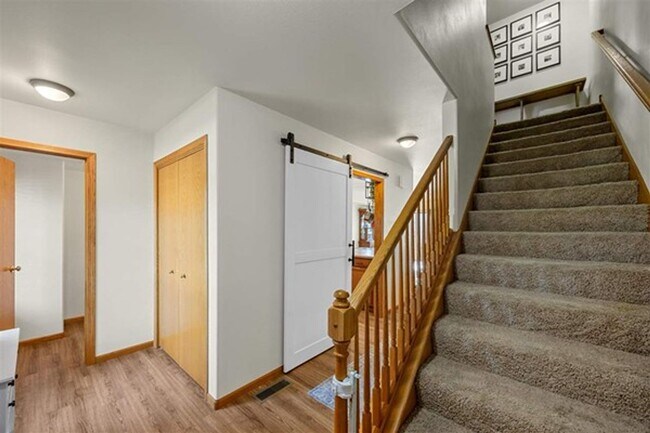 Building Photo - 2 Bedroom, 2-1/2 Bath Townhouse on Iowa City East Side!!