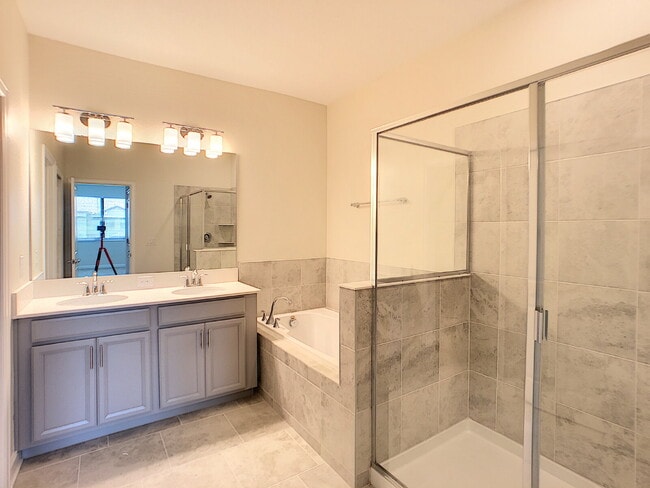 Building Photo - Gorgeous 4 bedroom townhome!