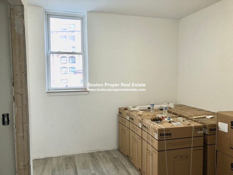 Building Photo - 64 Charlesgate E