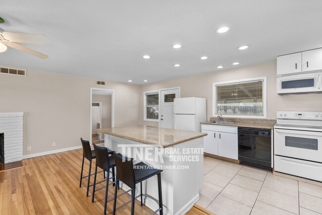 Building Photo - 2501 Laurence Ave