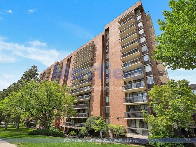 Building Photo - NEWLY REMODELED FLOORING!! Salt Lake City - Heart of Downtown - 2BD - 2BTH - 1GAR PARKING