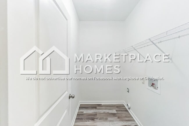 Building Photo - 440 Tree Line Dr