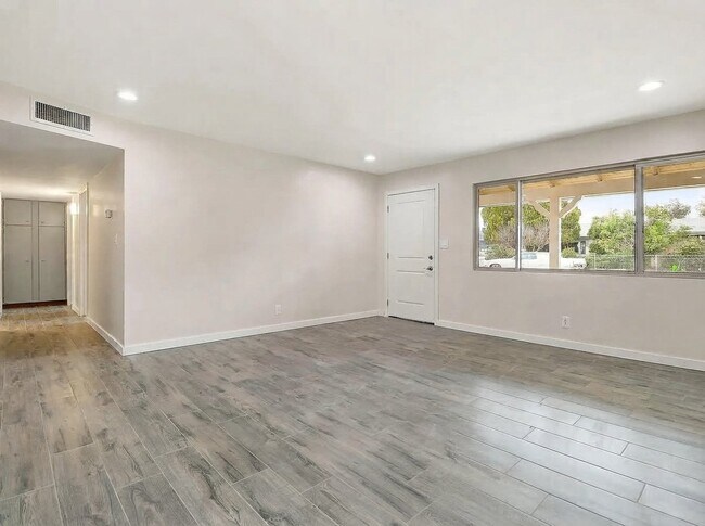 Building Photo - 3901 W Glenn Dr
