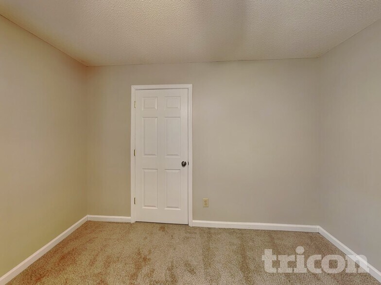 Building Photo - 190 Longwood Dr