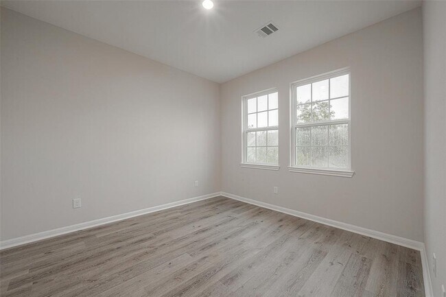 Building Photo - 2527 S Washington Ave