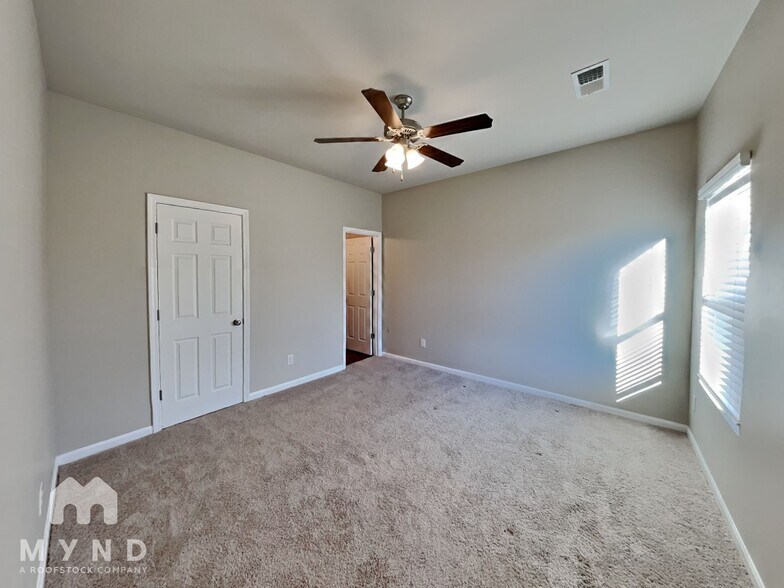 Building Photo - 743 The Heights Ln