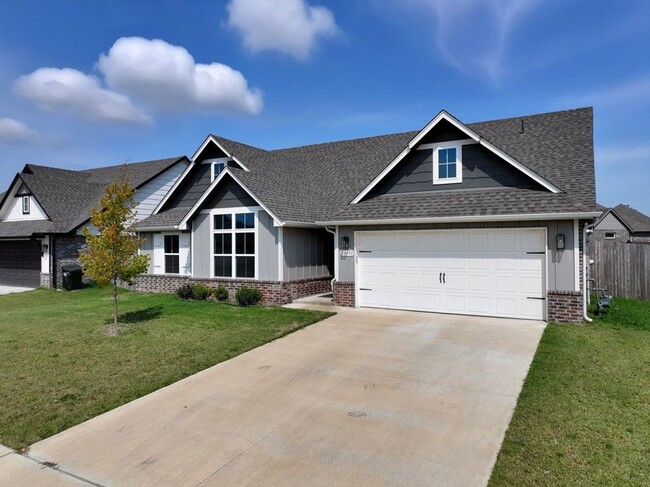 Building Photo - Like new, Move in Ready.