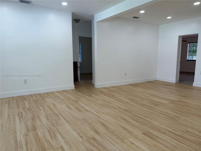 Building Photo - 4340 SW 15th St