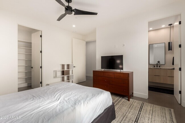 Building Photo - 4905 E White Gates Dr