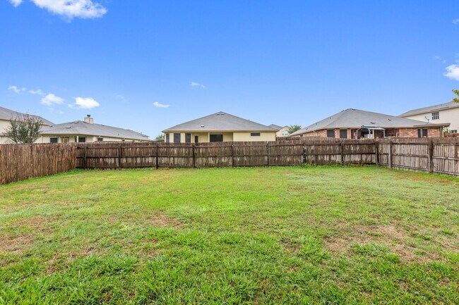 Building Photo - Open Concept living in MIDWAY ISD