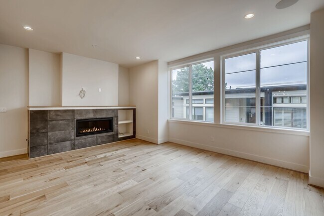 Building Photo - Queen Anne Townhome ~ McGraw Square