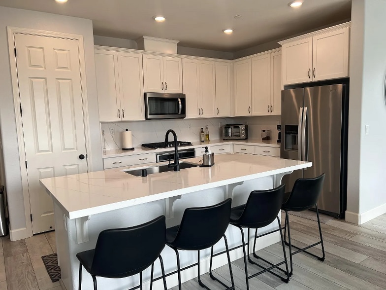 Building Photo - 630 Golden Violet Way