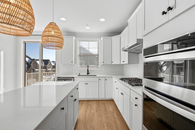 Building Photo - 3 Bed 2.5 Bath - Clarksburg Townhouse - Attached 2 Car Garage